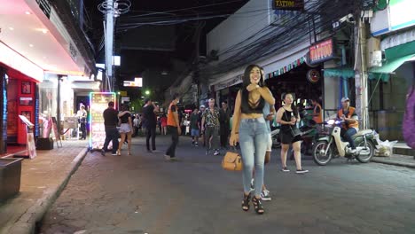 Calle-Peatonal-De-Pattaya-Después-De-La-Medianoche.-Chico-Busca-Chica