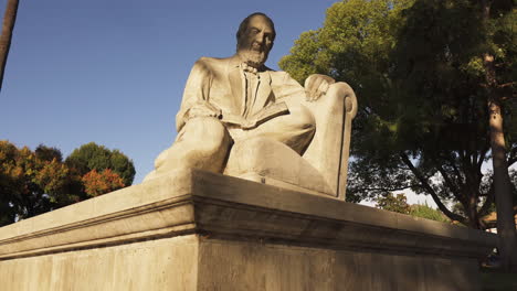 Central-Park,-John-Greenleaf-Whittier-Statue,-Whittier,-Kalifornien,-Vereinigte-Staaten,-Weitwinkelaufnahme-Mit-Kopierraum