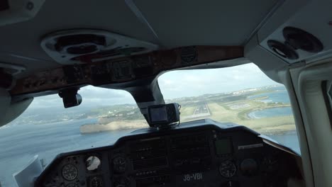 Cockpitansicht-Eines-BN2-Insulaners,-Der-Auf-Der-Landebahn-Der-Karibikinsel-Grenada-Landet