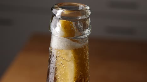 Eine-Sprudelnde-Zitrone-In-Einer-Glasbierflasche,-Extreme-Nahaufnahme