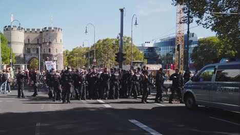 Eine-Gruppe-Polizisten-Und-Polizistinnen-Stehen-Auf-Der-Straße-Und-Beobachten-Einen-Fridays-for-Future-Protest-In-Köln,-Deutschland