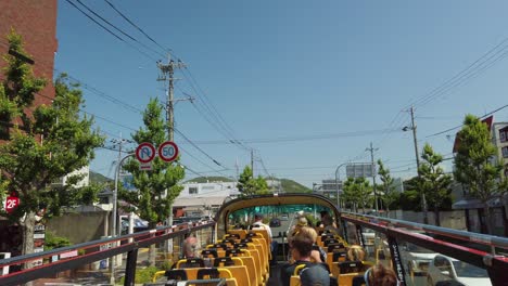 Touristische-Hop-On-Hop-Off-Bustour-Mit-Offenem-Doppeldecker-Durch-Die-Japanische-Stadt-Kyoto