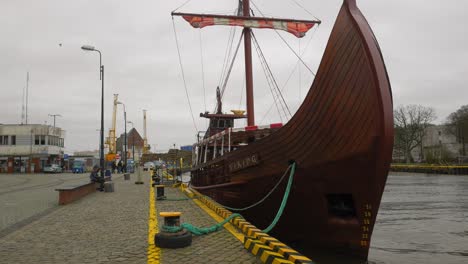 replica-of-viking-ship-sway-slowly-berthed-in-Kolobrzeg,-Poland