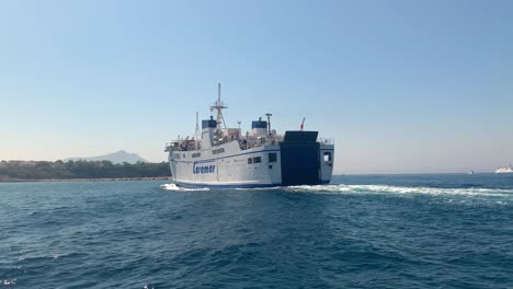 Großes-Caremar-Boot-Autofährschiff-In-Italien-Auf-Dem-Mittelmeer-Zwischen-Neapel,-Procida,-Ischia-Und-Capri