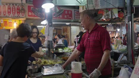 Ambiente-De-Mercado-Taiwanés,-Chef-Que-Fríe-Comida-Rápida-Tailandesa-Variada