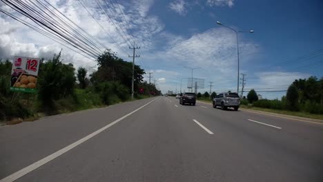 Dies-Ist-Ein-Zeitraffer-Mit-Einer-Vor-Dem-Lkw-Montierten-Action-kamera,-Die-Auf-Der-Phet-Kasem-Road-Von-Pranburi-Nach-Hua-Hin-Und-Von-Hua-Hin-Nach-Bangkok-Fährt