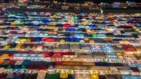 Bangkok,-Tailandia,-Timelapse-Del-Colorido-Tren-Ratchada-Night-Market-Y-Tiendas-Tradicionales