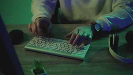 Männliche-Hände-Tippen-Auf-Der-Tastatur-Und-Arbeiten-Mit-Einem-Computer-Auf-Einem-Bunten-Hintergrund.-Nahaufnahme.