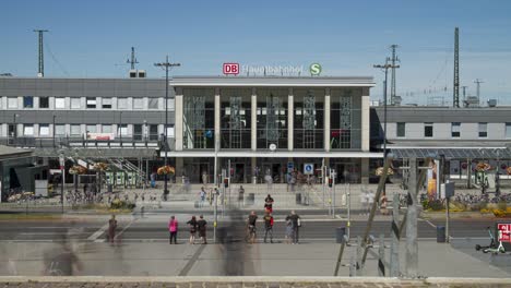 Zeitraffer-Von-Menschen,-Die-Den-Dortmunder-Hauptbahnhof-Betreten-Und-Verlassen,-Nahaufnahme