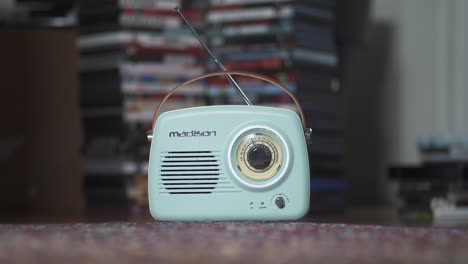 Türkises-Mobiles-Vintage-Radio,-Das-Musik-Spielt