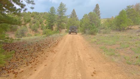 Pov,-Der-Einem-Jeep-Auf-Einem-Unbefestigten-Geländeweg-In-Den-Rocky-Mountains-Von-Colorado-Folgt