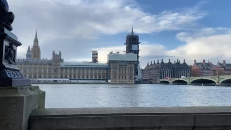 Dramatic-View-Of-Big-Ben-And-The-Famous-Palace-Of-Westminster-In-London,-UK---A-UNESCO-World-Heritage-Site---hyperlapse