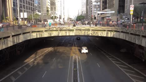 Vista-De-ángulo-Alto-De-Un-Viaducto-En-La-Avenida-Paulista,-Que-Muestra-El-Movimiento-De-Personas-Y-Automóviles