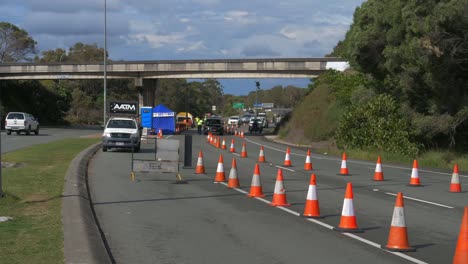 Autos-Halten-Am-Polizeikontrollpunkt-Mit-Reihen-Von-Verkehrskegeln-–-Australiens-Covid-19-Staatsgrenzenbeschränkungen-–-NSW-–-QLD-Grenze-–-Zeitraffer