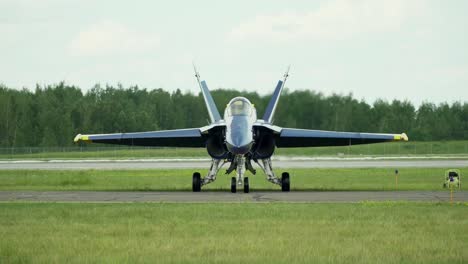 Blue-Angel-FA-18-Hornet-Beginnt-Sich-Auf-Einer-Landebahn-Zu-Bewegen,-Rollt-Und-Dreht-Sich