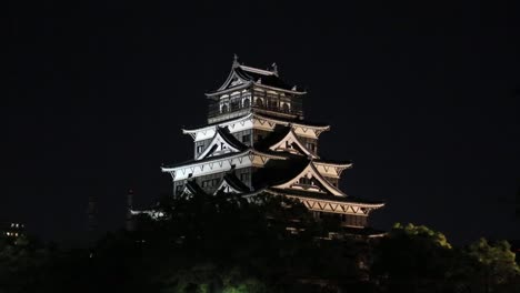 Una-Vista-Del-Castillo-De-Hiroshima-En-La-Noche