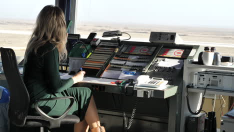 Controlador-De-Tráfico-Aéreo-Femenino-En-La-Torre-De-Mando-Del-Aeropuerto