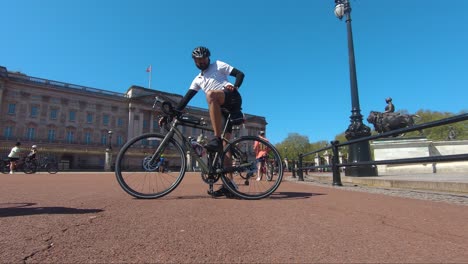 Radfahrer-Halten-Während-Der-Sperrung-In-London-Vor-Dem-Buckingham-Palace-An-Und-Machen-Lustige-Posen