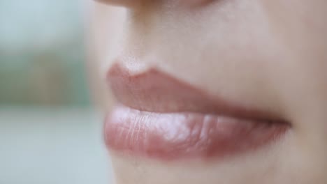 Extrem-Nahaufnahme-Eines-Weiblichen-Gesichts,-Das-Sinnlich-Die-Lippen-Mit-Lipgloss-Schürzt