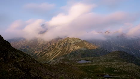 Erstaunlicher-Zeitraffer-Von-Wolken,-Die-Sich-Während-Des-Sonnenuntergangs-über-Das-Lagorai-Gebirge-In-Italien-Bewegen