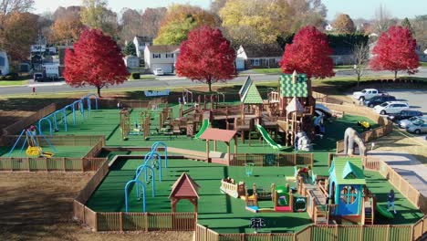 Luftaufnahmen-Von-Kindern-Und-Familien,-Die-Auf-Dem-öffentlichen-Parkspielplatz-Spielen
