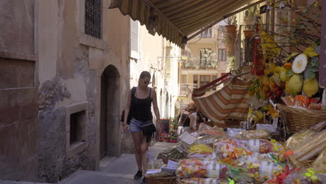 Street-market-with-fruits-and-pasta-in-a-small-Italian-town