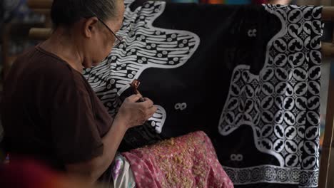 Middle-aged-women-who-are-doing-batik-using-traditional-hands