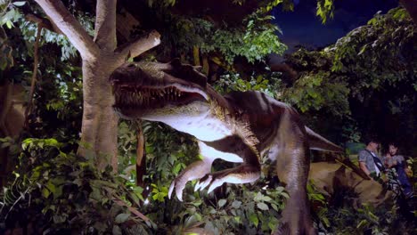 Dinosaur-Animatronic-exhibit-at-Sunworld-Amusement-park-with-Suchomimus-carnivore,-Handheld-stable-shot