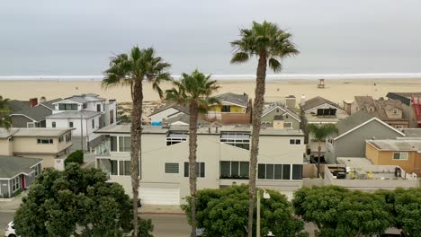 Parallaxen-Ansicht-Von-Luxushäusern-Am-Strand-Mit-Blick-Auf-Den-Ozean