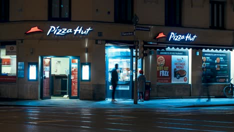 Zeitraffer-Von-Hungrigen-Menschen,-Die-Nachts-Pizza-Kaufen