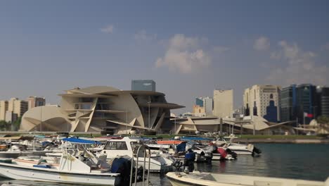Das-Nationalmuseum-Von-Katar-Ist-Eine-Neue-Touristenattraktion-In-Katars-Hauptstadt-Doha.-Es-Ist-Berühmt-Für-Sein-Einzigartiges-Architektonisches-Design,-Das-Auf-Dessertrosen-Basiert