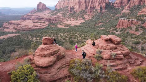 Tourist-hiking-the-peaks-of-Red-Rocks,-Sedona,-Arizona