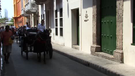 Touristen-Machen-Eine-Tour-Durch-Die-Altstadt-Von-Cartagena-In-Pferdekutschen