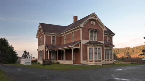 Malerische-Aussicht-Auf-Ein-Restauriertes-Hausmuseum-Der-Hughes-Ranch-Im-Cape-Blanco-State-Park,-Oregon