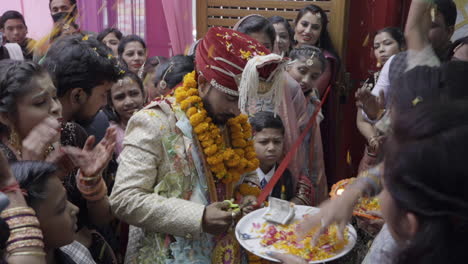 Un-Novio-Cortando-La-Cinta-En-La-Ceremonia-De-Matrimonio-En-Uttarakhand-India