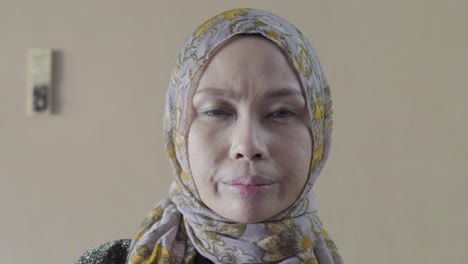 Muslim-Woman-looking-slightly-disappointed-into-camera-ZOOM-IN