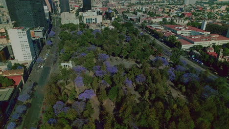 Drohnenschuss,-Der-über-Mexiko-Stadt-Fliegt