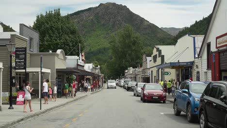 SLOWMO---Main-street-in-Arrowtown-near-Queenstown,-New-Zealand-on-busy-Saturday-morning