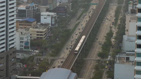 A-single-monorail-train-cart-on-the-tracks-arrived-at-the-station,-Krung-Thonburi,-Bangkok,-Thailand