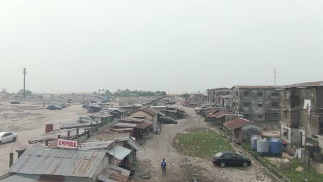 Luftaufnahme-Der-Straße-In-Den-Slums-Von-Jakande-In-Nigeria,-Afrika