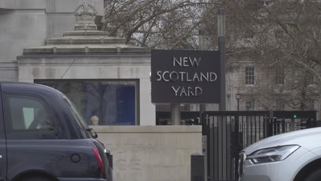 This-is-the-rotating-sign-of-New-Scotland-Yard-in-London,-Westminster-opposite-the-Embankment