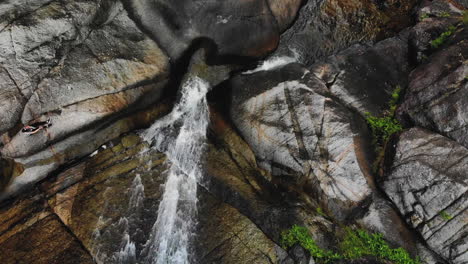 Vogelperspektive-Mit-Einem-Dröhnen-Des-Süßwassers,-Das-Vom-Wasserfall-Mit-Sieben-Brunnen-Auf-Der-Insel-Langkawi-Fällt