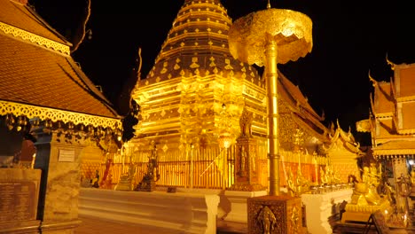 Vista-Nocturna-Del-Templo-Doi-Suthep-En-Chiang-Mai,-Tailandia