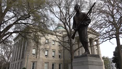 Estatua-Confederada-De-Henry-Lawson-Wyatt-En-El-Centro-De-Raleigh,-Carolina-Del-Norte,-Frente-Al-Capitolio-Estatal