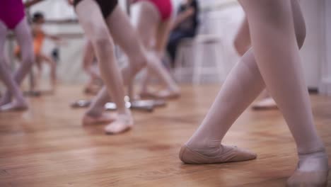 Bailarina-Está-Tomando-Parte-En-El-Entrenamiento-Para-Prepararse-Para-Las-Actuaciones-De-Ballet-Nacional-De-Menores-De-Edad