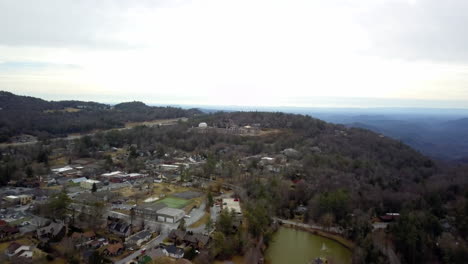 Luftflug-über-Die-Stadt-Blowing-Rock-In-North-Carolina,-Die-Hoch-Oben-Auf-Dem-Berg-Liegt-Und-Die-Tiefer-Gelegenen-Lagen-überblickt