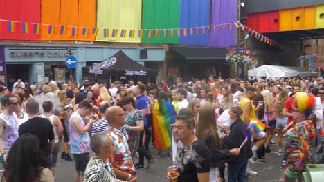 Leeds-Pride-LGBTQ-Festival-2019,-Schwenkaufnahme-Der-Gesamten-Veranstaltung,-Sonniger-Tag,-Pride-Farben,-4K,-25p