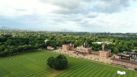 Drone-shot-of-amazing-University-in-London
