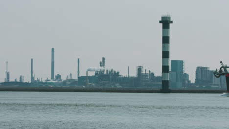Petrolero-Cargado-Con-Gas-O-Petróleo-Saliendo-Del-Puerto-De-Rotterdam,-En-Países-Bajos