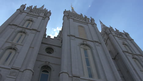 Low-Angle-Aufnahme-Des-Mormonentempels-In-Salt-Lake-City,-Utah